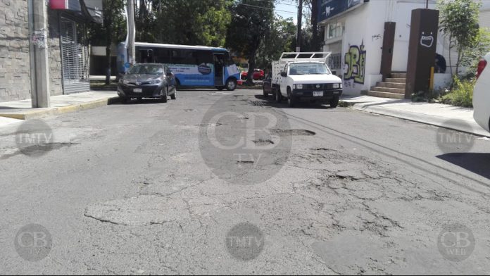 Baches causan daños a los automóviles denuncian vecinos de la colonia Chapultepec