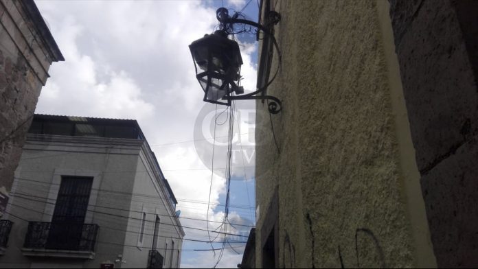 Cables peligrosos cuelgan sobre la calle Sánchez de Tagle