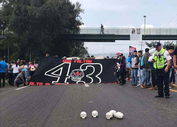 Normalistas marchan para recordar a los 43 desaparecidos