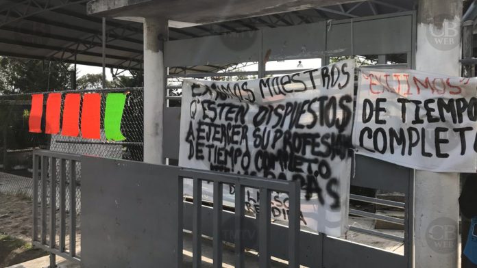 Padres de familia toman Esc. Primaria Eréndira; piden a la SEE sustitución de maestros