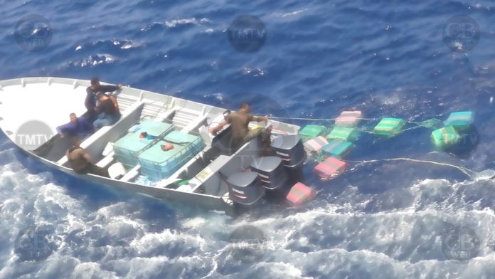 Marina decomisa más de una tonelada de Cocaína y arresta a tres hombres