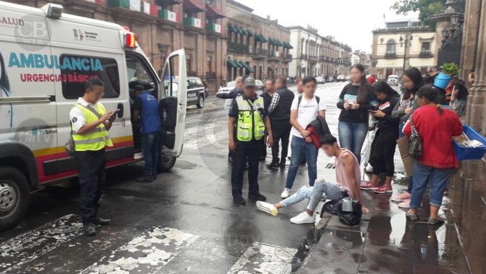 Motociclista herido al derrapar afuera de la Catedral de Morelia
