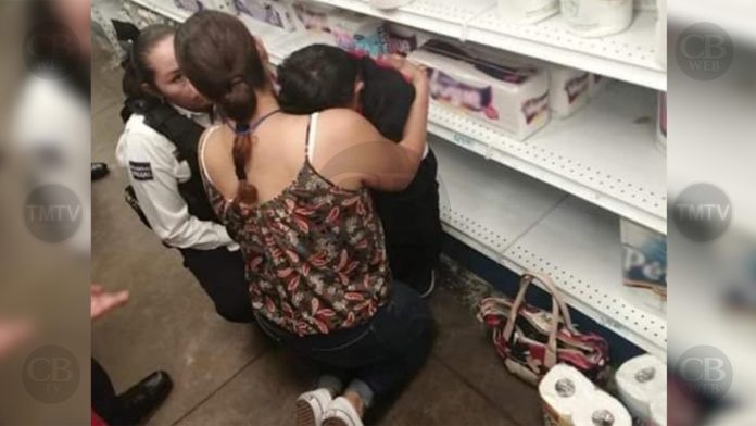 Localizan a niño perdido en un anaquel del supermercado; estaba tomando una siesta