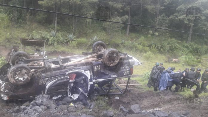 Volcadura de patrulla deja 4 policías heridos