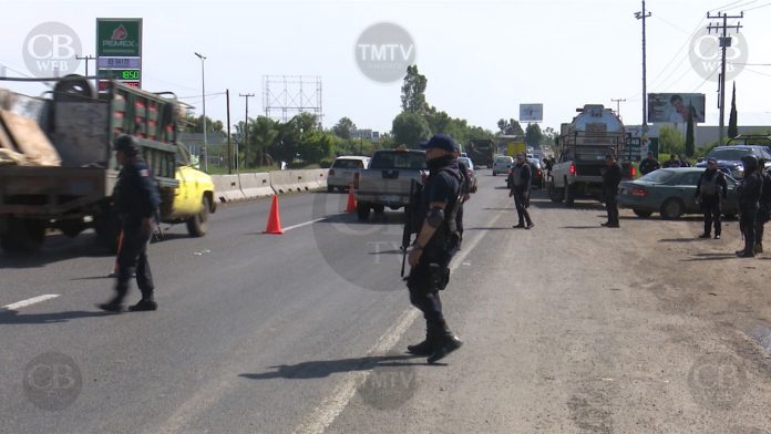 Sicarios abandonan un auto con cartuchos útiles