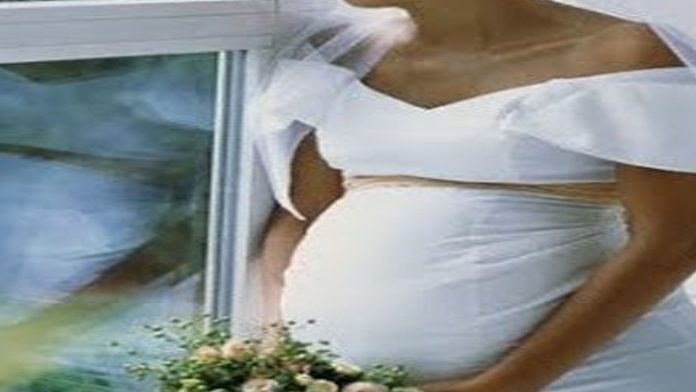 Mujer embarazada fallece el día de su boda