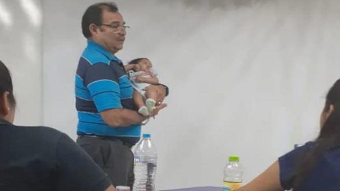 México: Maestro se vuelve viral por cuidar a bebé para que su mamá termine examen