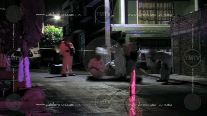 Ejecutan otros dos hombres en Morelia; les dejan narcoletrero
