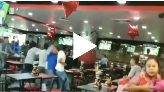 México: Por no querer pagar cuenta en restaurante, comensales se agarran a golpes con meseros