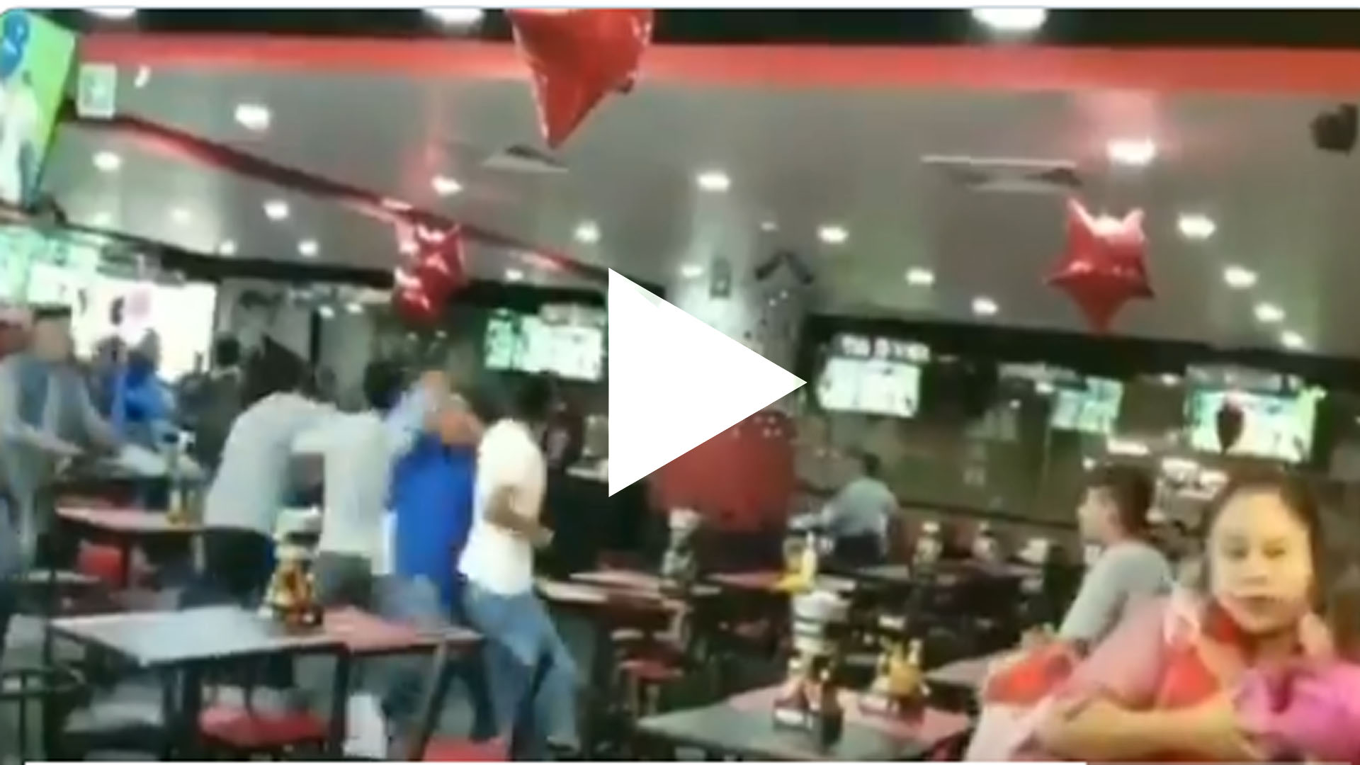 México: Por no querer pagar cuenta en restaurante, comensales se agarran a golpes con meseros México: Por no querer pagar cuenta en restaurante, comensales se agarran a golpes con meseros
