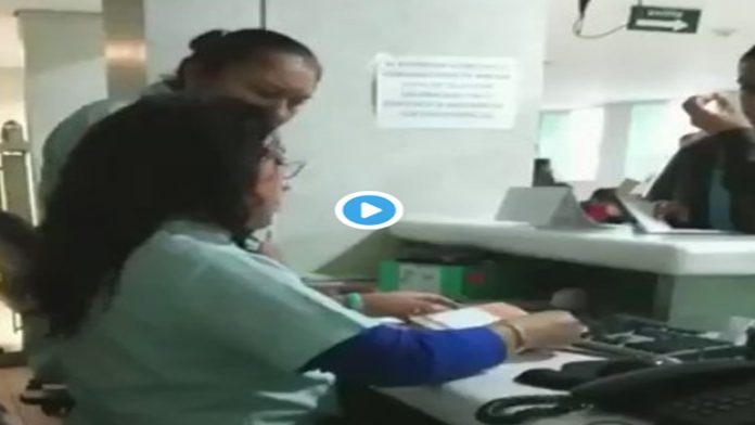 Video: Empleada del IMSS se niega a dar insulina a paciente por llegar tarde a su cita