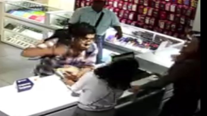 Video: “Que bueno que las maten”, dice hombre antes de darle un puñetazo a una mujer
