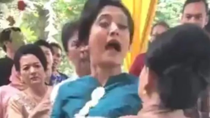 Video: Corren a mujer de una boda por “atascada”