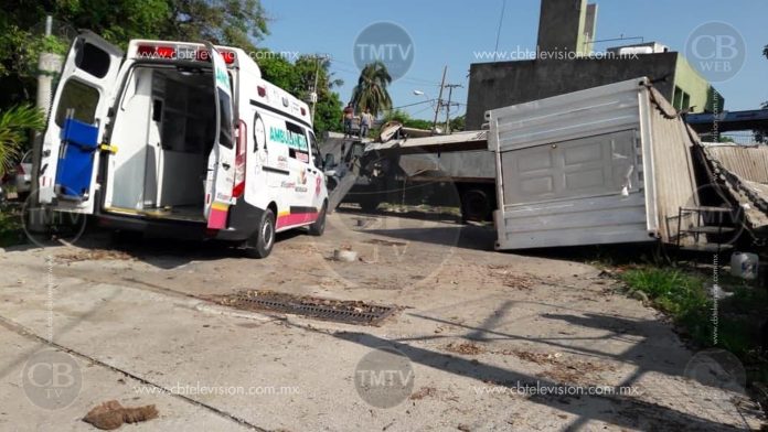 Grúa que maniobraba un contenedor se destroza y hay un herido
