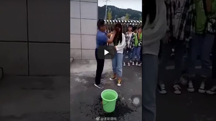 Video: Maestro desmaquilla a alumnas y se vuelve viral
