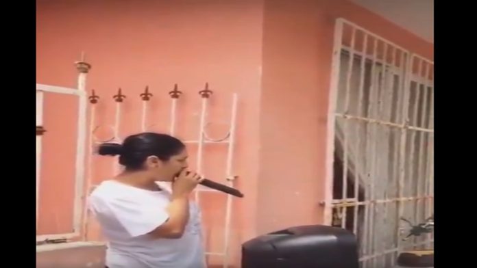 Video: Mujer “amenaza” a sus vecinos para que no arruinen su Fiesta Mexicana