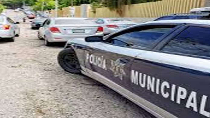 Acusan a civiles de golpear a policías durante cortejo fúnebre