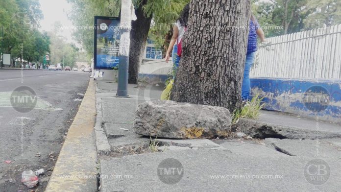 Banquetas en mal estado sobre la Av. Ventura Puente