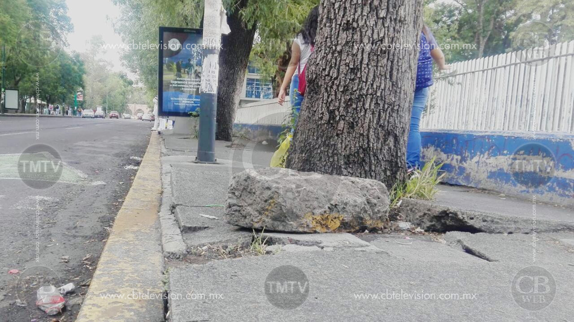 Banquetas en mal estado sobre la Av. Ventura Puente Banquetas en mal estado sobre la Av. Ventura Puente