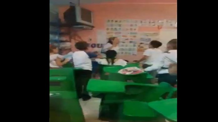 Video: Maestra canta a sus alumnos para tranquilizarlos durante balacera