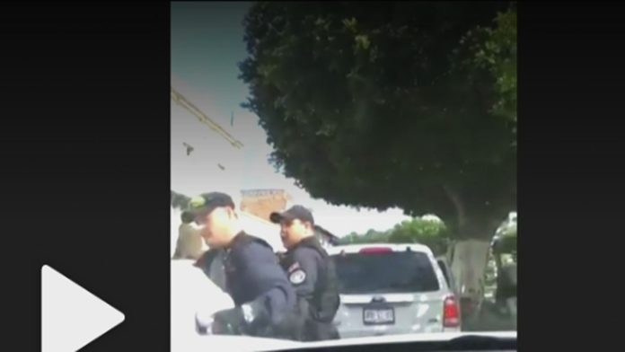 Video: Policías detienen a policía de tránsito por infraccionarlos