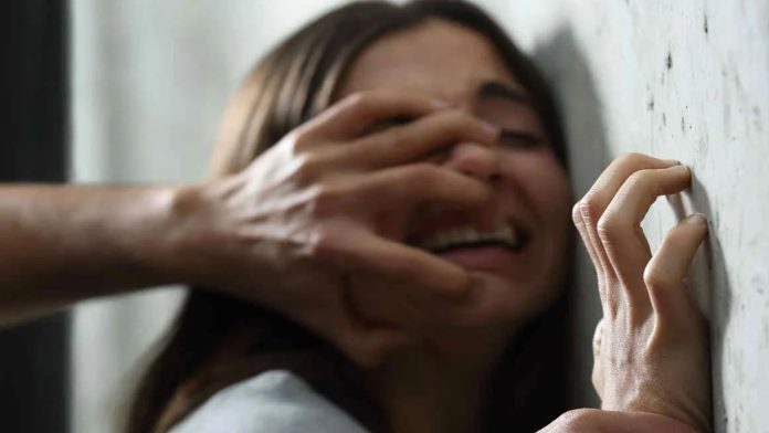 México: Hombre viola a compañera de trabajo en un baño
