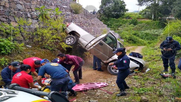 Vive de milagro al caer en su camioneta a un desnivel de 20 metros