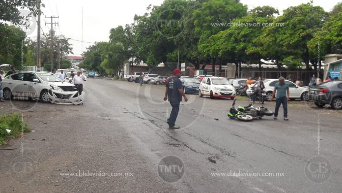 Choque de taxi y motociclista deja un herido