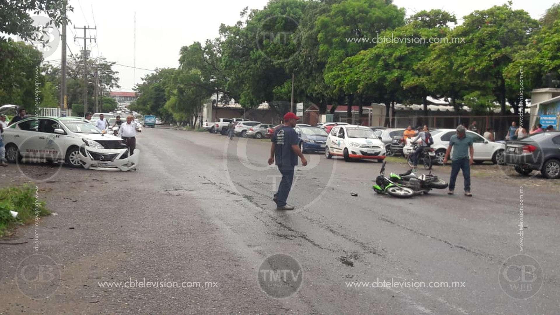 Choque de taxi y motociclista deja un herido Choque de taxi y motociclista deja un herido
