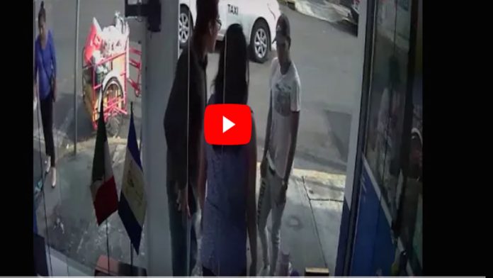 Video: Asaltante apuñala a joven y avienta el celular que robó porque no le gustó