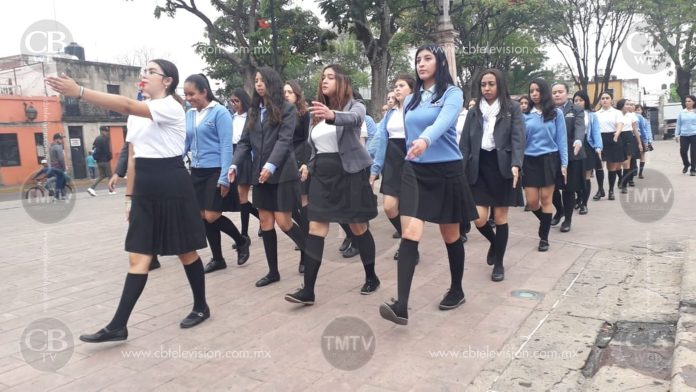 Estudiantes se preparan para el desfile del 30 de septiembre