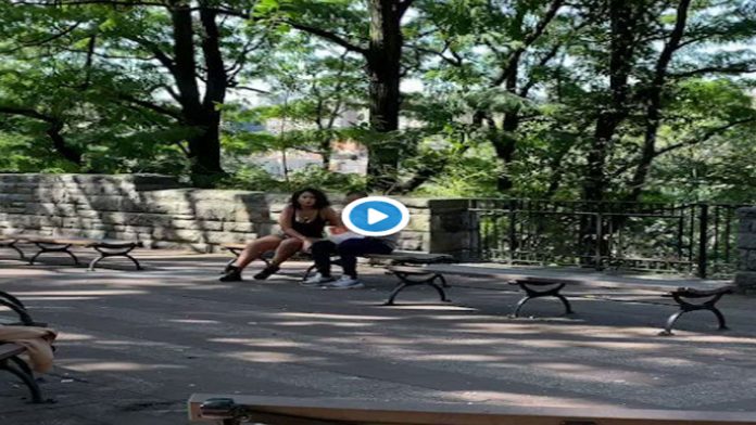 Video: Captan a pareja forcejeando debido a que ella quiere desbloquear el celular de él