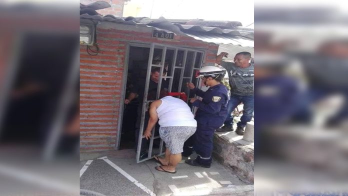 Mujer se queda atrapada en una reja por andar “chismeando”