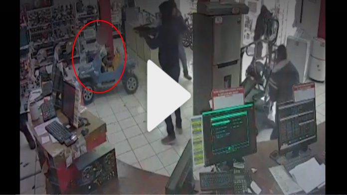 Video: Abaten a asaltante dentro de una casa de empeño; menor queda en medio de la balacera