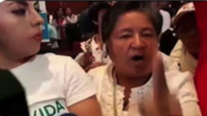 Video: Mujer dice que habrá un terremoto en Oaxaca como castigo divino por despenalizar el aborto