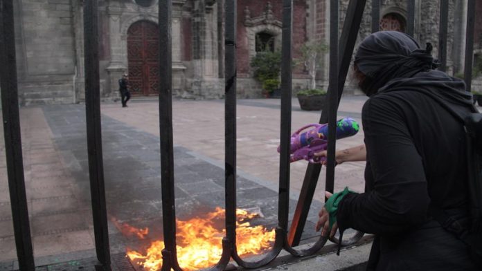 Video: Encapuchadas intentaron incendiar la fachada de la Catedral Metropolitana