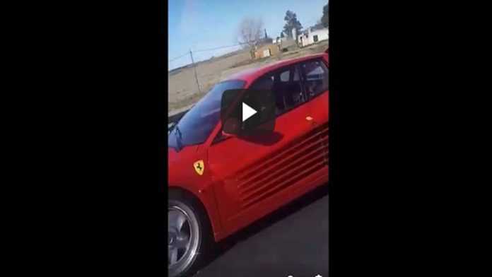 Se grabar rebasando a un Ferrari; terminan chocando