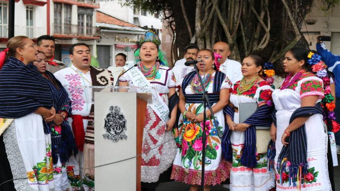 Encabezan barrios tradicionales izamiento de la Bandera Nacional