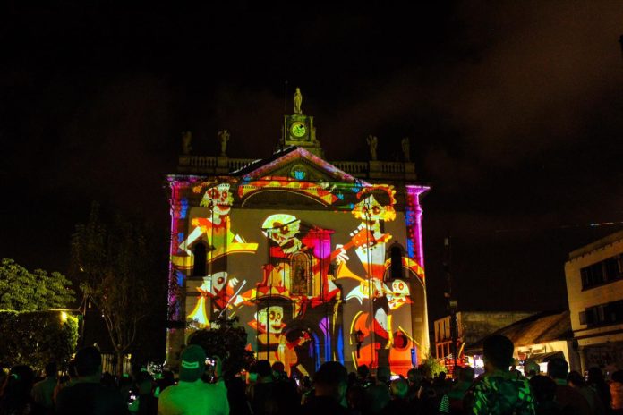 Disfrutan uruapenses y turistas del Mapping “Festival de Velas en Uruapan”
