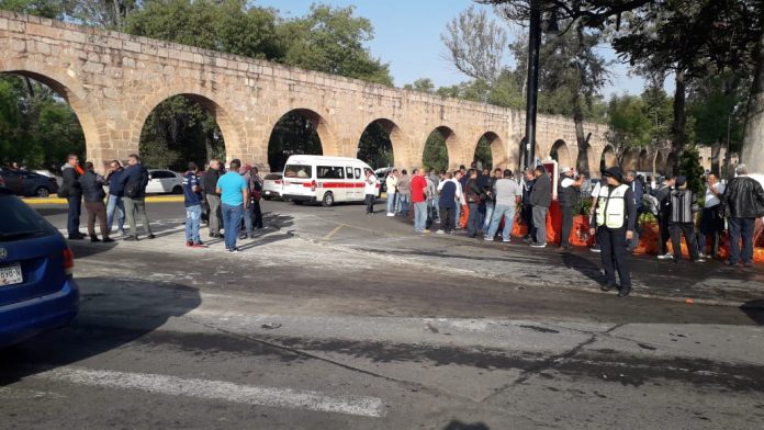 Se manifiestan choferes del transporte público por obras en avenida Tata Vasco