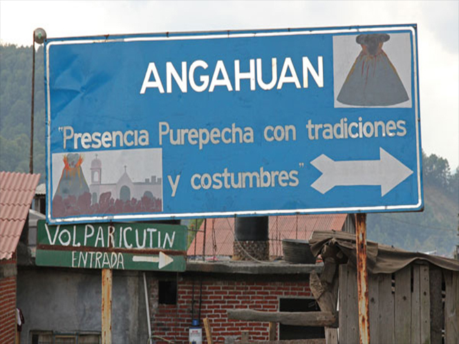 Angahuan, entre trojes y el volcán Parikutin Angahuan, entre trojes y el volcán Parikutin