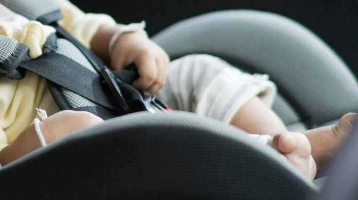 Madre deja encerrada a su hija en un auto por horas con la calefacción encendida; murió
