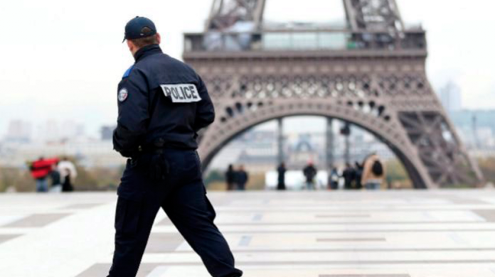 Cuatro policías muertos tras ataque a jefatura en París
