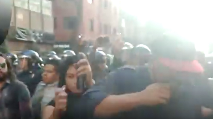 VIDEO: En México, mujer intenta prender fuego a periodista durante marcha