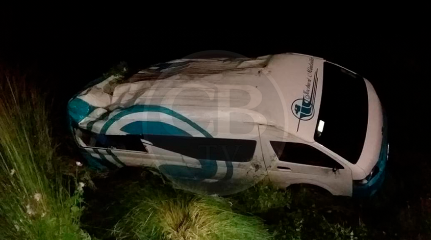 Vuelca camioneta con trabajadores; policías y ambulancias deciden no acudir Vuelca camioneta con trabajadores; policías y ambulancias deciden no acudir