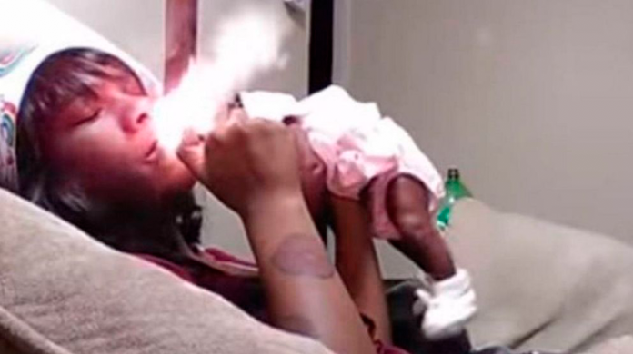 Golpea a su bebé de un mes y lo transmite en vivo; también echó humo de cigarro en su rostro