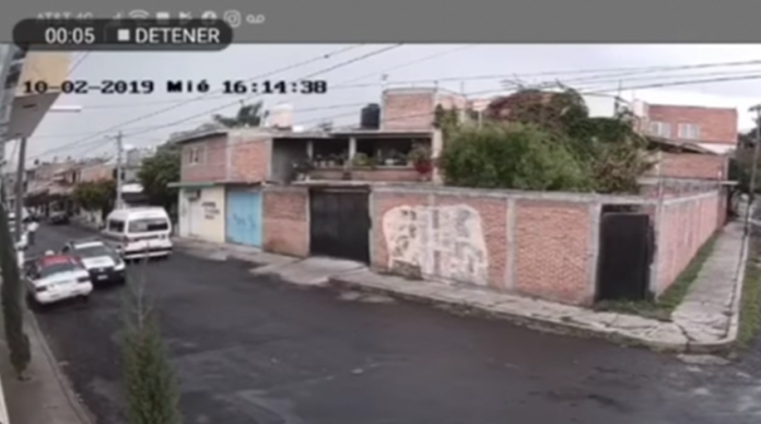 VIDEO: Policía de Morelia choca contra taxi y huyen