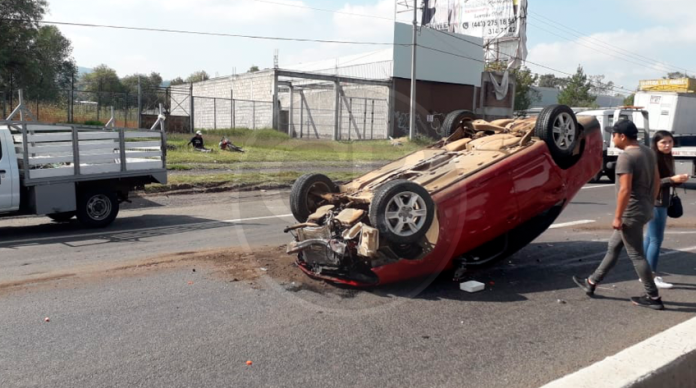Vuelca auto en la entrada sur a Morelia