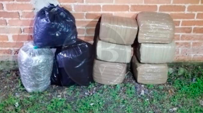Presuntos delincuentes abandonan paquetes de marihuana en Zitácuaro