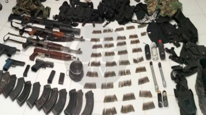 Tras enfrentamiento, detienen a 11 sicarios y aseguran armas y explosivos